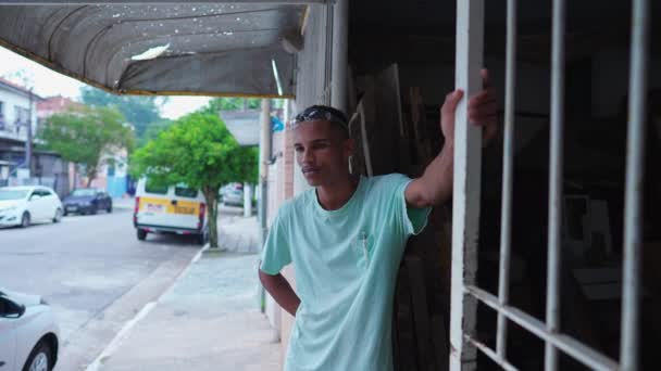 Jeune Travailleur Brésilien Pensif Faisant Une Pause Debout Près Magasin — Video