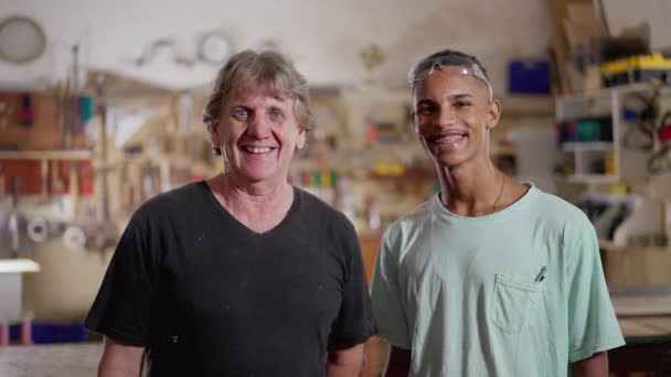 Portrét Seniorů Tesařů Stojících Dřevěné Dílně Usmívajících Kamery — Stock video