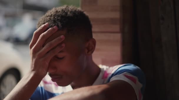 Ανησυχημένος Αφροαμερικανός Νεαρός Αίσθηση Συναισθηματική Πίεση Ανησυχία Προκατειλημμένη Έκφραση Κοντινό — Αρχείο Βίντεο