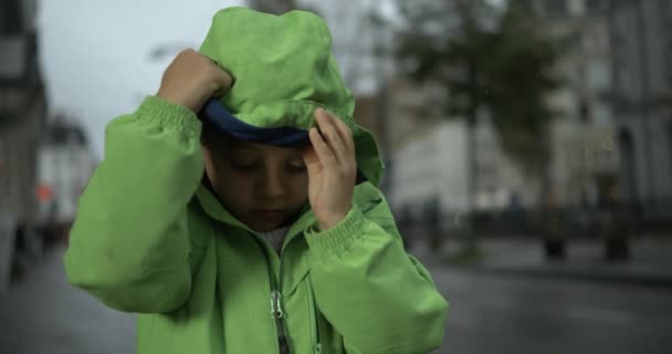 Yağmurlu Bir Günde Kendini Yağmurlukla Kaplayan Çocuk Kendini Yüksek Hızlı — Stok video