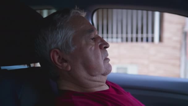 Одинокий Пожилой Человек Страдает Сидя Внутри Припаркованного Автомобиля Опираясь Руль — стоковое видео