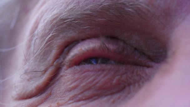 Hoffnungsvoller Älterer Herr Mit Blauem Auge Der Den Himmel Starrt — Stockvideo
