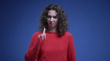Suçlamaya şaşırarak tepki veren şaşkın bir kadın, suçlamayı reddederek kendini işaret ediyor - 