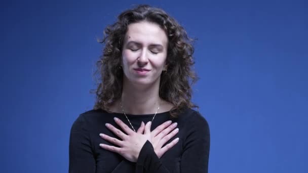 Mulher Grata Coloca Mãos Peito Sentindo Aquecida Pelo Coração Expressão — Vídeo de Stock