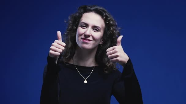 Positieve Jonge Vrouw Geeft Duimen Blauwe Achtergrond Betekent Goedkeuring — Stockvideo