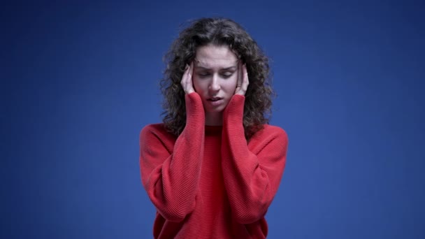 Jeune Femme Anxieuse Avec Des Tempes Tête Avec Des Mains — Video