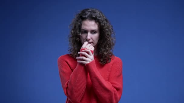 Mujer Joven Ansiosa Mordiendo Uñas Con Miedo Nerviosismo 20S Persona — Vídeos de Stock