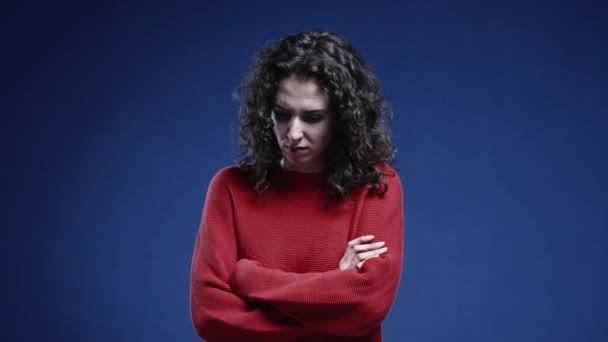 Straszna Kobieta Przechodząca Przez Ramiona Przerażona Przerażona Negatywny Język Ciała — Wideo stockowe