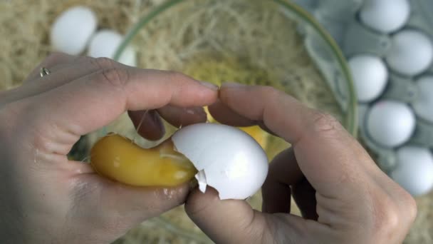 Rozbíjení Vaječné Nehody Zblízka Ruka Praskne Vejce Pokazilo Zpomalení Při — Stock video