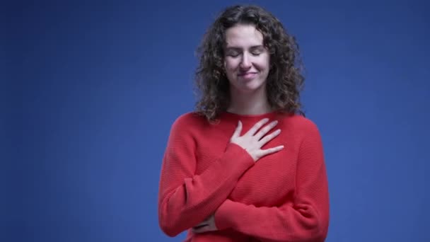 Tacksam Kvinna Att Sätta Händerna Bröstet Känsla Tacksamhet Och Tro — Stockvideo