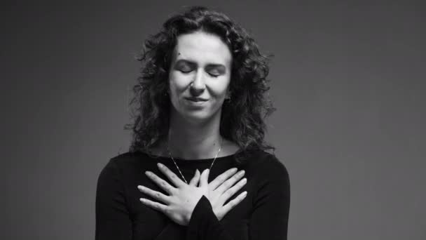 Hartelijke Moment Van Vrouw Die Handen Borst Voelt Dankbare Oprechte — Stockvideo
