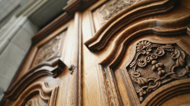 Çağların Sanatı - Antika Mimarideki Antik Ahşap Kapı Üzerine Zarif Süsleme