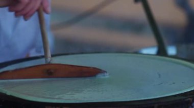 Panayır Festivali 'nde kızgın demir üzerine krep döken becerikli el becerisi.