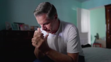 Stresli Orta Yaşlı Adam Endişe Duyuyor, Yatağın kenarında oturuyor Zihinsel Dezenfekte ve Dalgınlık, tek başına çaresizlik içinde acı çekiyor