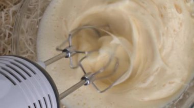 Süper Yavaş Sinema Çiftlik Omleti, Rustik Ayarlarda 800 fps Yumurta Karıştırma Sanatı