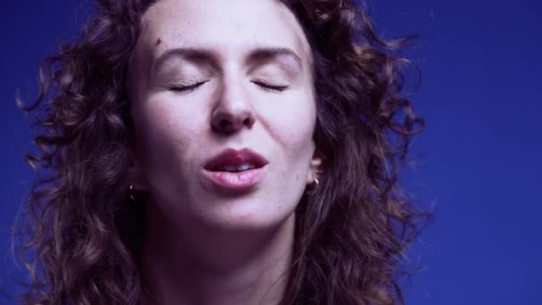 20多岁的女性体验舒缓 深呼吸和减轻压力 — 图库视频影像