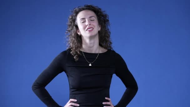 Жінка Відчуває Полегшення Роблячи Глибокий Вдих Накладаючи Руку Груди Відчуваючи — стокове відео