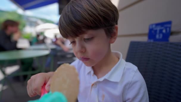 Petit Garçon Mangeant Glace Dehors Par Une Journée Ensoleillée Homme — Video