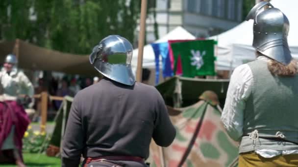 Powrót Średniowiecznych Żołnierzy Włóczniami Noszenie Stalowych Hełmów Gotowości Targach Rekonstrukcji — Wideo stockowe