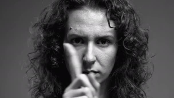 Kvinna Förkastar Erbjudande Med Korsade Händer Och Finger Shake Närbild — Stockvideo