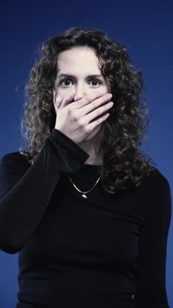 Kobieta Zakrywa Usta Shock Przez Objawienie Wiadomości Patrząc Aparat Uczucie — Wideo stockowe