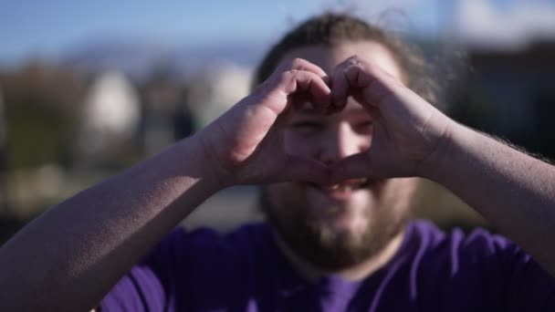 Örömteli Személy Mutató Szív Szimbólum Kezével — Stock videók