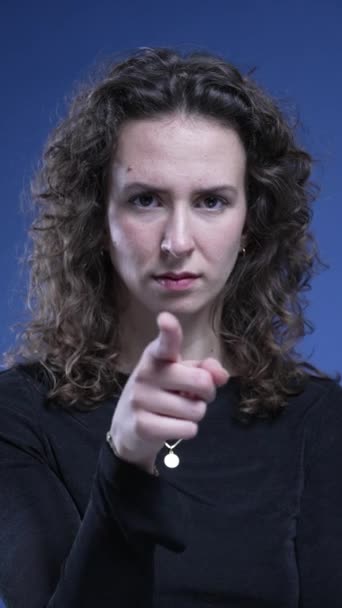 Αναστατωμένη Γυναίκα Που Κατηγορεί Θεατή Δείχνοντας Δάχτυλο Προς Την Κάμερα — Αρχείο Βίντεο