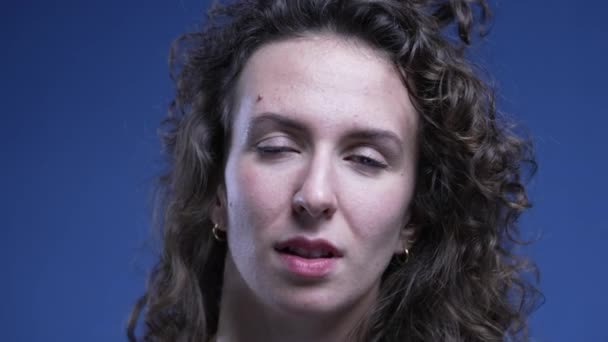 Mulher Revirando Olhos Desprezo Emoção Cínica Pessoa Rejeitando Gesto — Vídeo de Stock