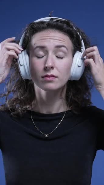 Человек Снимает Наушники Женщина Отключает Музыку Песню Подкаст Снимая Через — стоковое видео