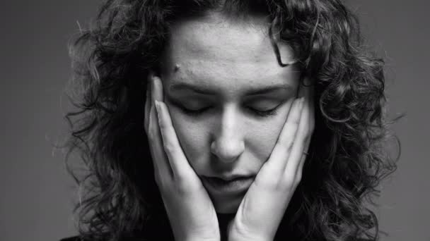 悲しい表情の広範な女性 モノクロマティック 黒と白の思考メランコリック顔のクローズアップ 精神疾患に苦しんでいる人 — ストック動画