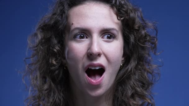Mulher Wow Reação Surpresa Close Apertado Rosto Mulher Década Sentindo — Vídeo de Stock