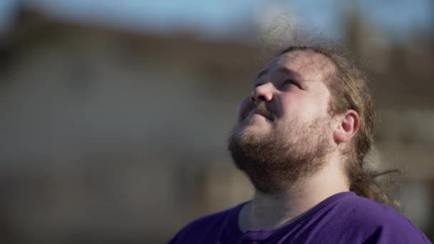 Umutlu Bir Genç Adam Dalgın Dalgın Gökyüzüne Bakıyor Düşünceli Bir — Stok video