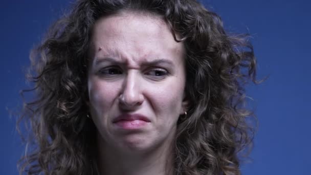 Žena Zblízka Pociťuje Znechucení Znechucení 20S Žena Signalizující Extrémní Averzi — Stock video