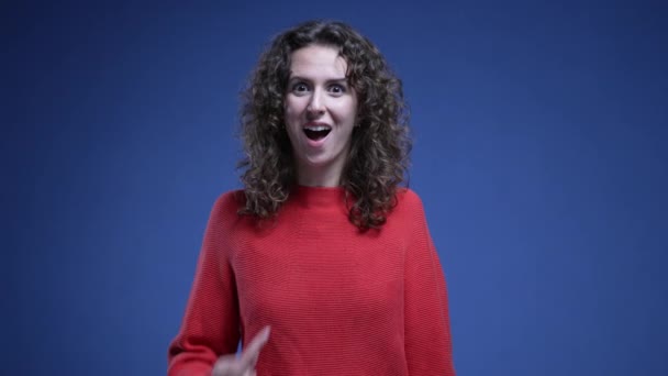 Překvapená Mladá Žena Ukazuje Prstem Sebe Cítí Radost Když Vybrána — Stock video