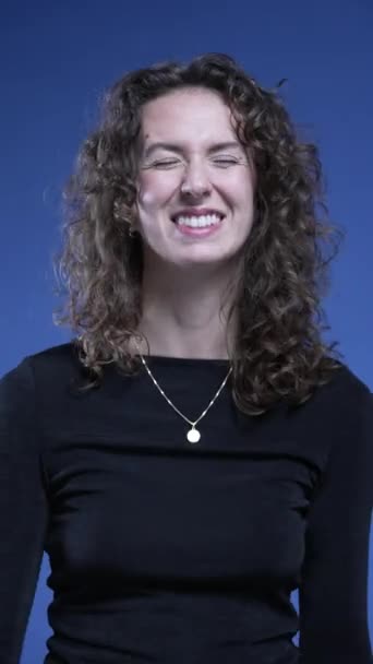 Mujer Feliz Riendo Sonriendo Pie Sobre Fondo Azul Auténtica Vida — Vídeos de Stock
