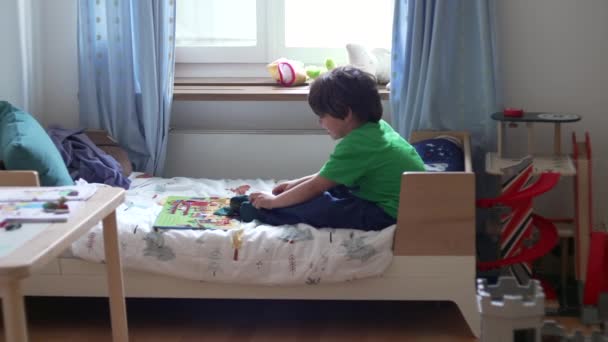 Ein Kleiner Junge Kleidet Sich Schlafzimmer Ringt Socken Empfindet Frustration — Stockvideo