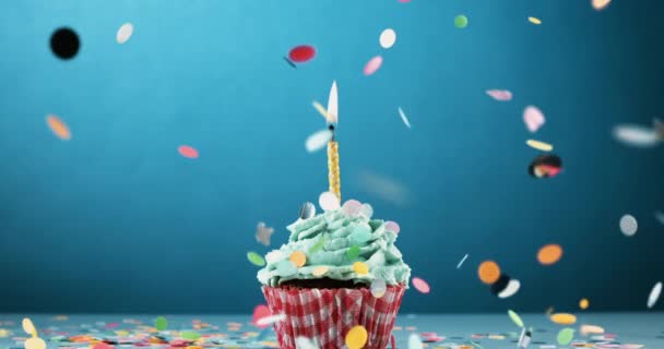 Delicioso Cupcake Com Espumantes Confetes Mesa Contra Fundo Azul — Vídeo de Stock