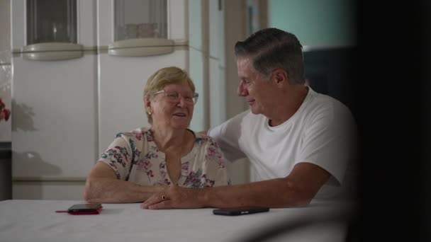 Hijo Adulto Sincero Madre Anciana Conversando Cocina Casera Representando Estilo — Vídeo de stock