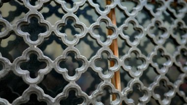 Metal kapının özelliklerini belirleyen geleneksel metal kalıpları ve pencereyi korumak için