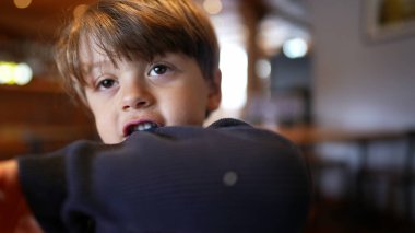 Aylak Soytarılar - Küçük Çocuk Isırma Kolu, Restoranda Beklerken Sıkıntısını İfade Ediyor