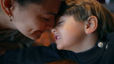 Anneyle çocuğun Eskimo öpücüğü vermesi ve burun buruna gelmesi arasında hoş bir an.