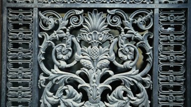 Klasik Güzellik - Avrupa Kapı Önü 'nden Süslü Detaylar. Eski Dünya Büyüsü, Geleneksel Mimari Bina Kapanışı