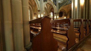 Klasik Ahşap Koltuklu Katolik Kilisesi İçi