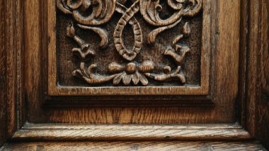 Zamansız Ustalık - Geleneksel Binanın Antik Ahşap Kapısına İşlenmiş Eserler