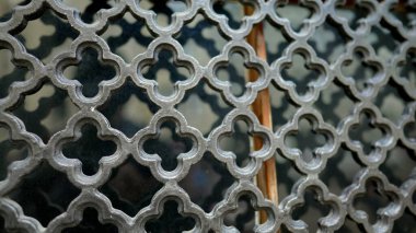 Metal kapının özelliklerini belirleyen geleneksel metal kalıpları ve pencereyi korumak için