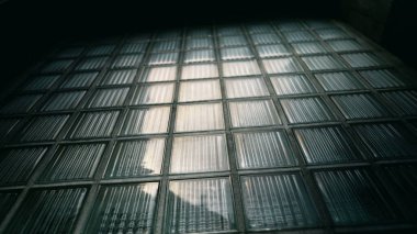 Parlak Parçalar - Cam Tuğlalardan Yapılan Dış Bina Duvarı, Kristal İnşaat - Pencere Bloğu Desenli Bina Cephesi