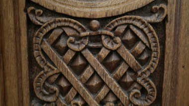 Zengin Tarihsel Zarafet - Geleneksel Binadaki Antik Ahşap Kapılara Karmaşık İşlemeler, Eski Avrupa Yapılarının Eski Kapısı Üzerine Güzel Adorantlar