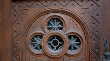 Süsleri ve süslemeleri olan geleneksel güzel antik kapı tasarımı. Antika eski zarif kapı yüzeyi