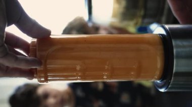 Yemekleri mikserin içinde karıştırıyorum. Sabah kahvaltısı