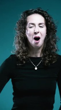 Heyecanlı Kadın El Hareketi, 